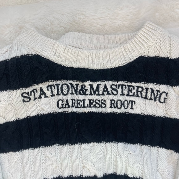 unisex black and white sweater - Picture 3 of 4